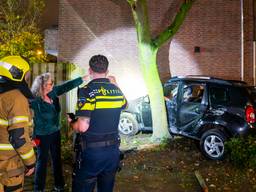 Auto crasht en ramt flat in Oss