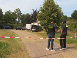 Arrestatieteam valt voormalig restaurant binnen, robothond onderzoekt pand