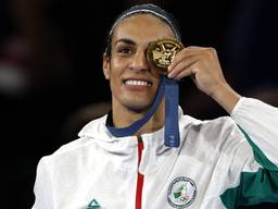 Imane Khelif tijdens de medailleceremonie op de Spelen in Parijs (foto: Mast Irham/EPA/ANP).