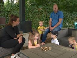 Het gezin van Jolanda en Brian in Villa Pardoes. (foto: Leon Hagedoorn)