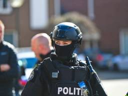 Verwarde vrouw steekt matras in brand en bedreigt agenten met mes