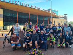 De vrienden en familie van Lenie is klaar voor de start (foto: Miranda Mennings).