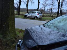 De twee wagens die betrokken waren bij het ongeluk op de Vlierdenseweg in Deurne (foto: Walter van Bussel/SQ Vision Mediaprodukties).