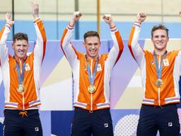 Roy van den Berg, Harrie Lavreysen en Jeffrey Hoogland ontvangen hun gouden plak (foto: ANP/Koen van Weel).