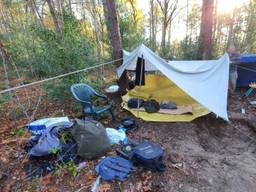 Een tent van een arbeidsmigrant midden in de bossen (foto: ZuidWest Update).