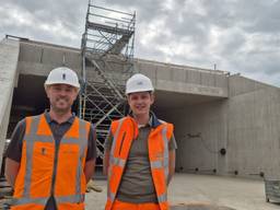 Michael Blatter van Rijkswaterstaat (l) en Joris van den Hoek van ALSÉÉN bij de constructie, die tijdens de 'honderd van de Hooipolder' onder de A27 wordt geschoven (foto: Niek de Bruijn)