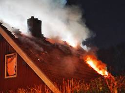 Houten huis verwoest door grote brand, huisdieren vermist
