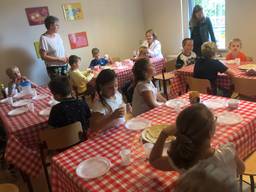 Spelletjes en pannenkoeken op de laatste schooldag (foto: Tonnie Vossen)