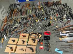 Er zijn 390 wapens ingeleverd in West-Brabant tijdens #Dropjeknife. (Foto: Politie)