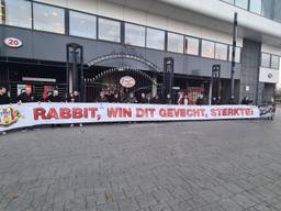 Het spandoek bij het Philips Stadion (foto: Noël van Hooft).