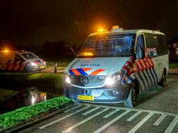 De politie is massaal aanwezig in het dorp. Foto: Marcel van Dorst/SQ Vision.