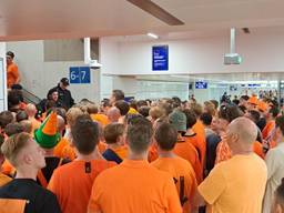 Oranjefans gaan massaal terug naar huis vanuit Dortmund (foto: Leon Voskamp). 