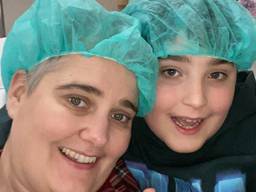 Marieke met haar zoon na de operatie.