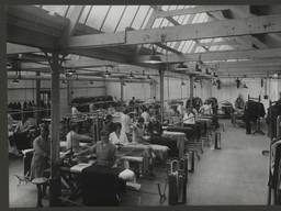 Arbeiders van stoomververij en chemische wasserij De Regenboog in Tilburg (foto: H. van der Schoot/ collectie Regionaal Archief Tilburg).