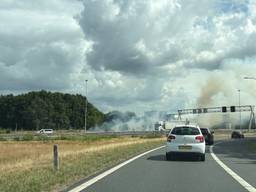Rookwolken trekken over A58, twee rijstroken dicht