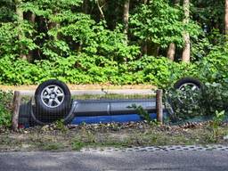 De auto die na het ongeluk in de greppel terechtkwam. (Foto: Tom van der Put/SQ Vision Mediaprodukties)