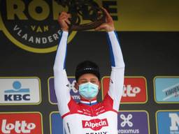 Van der Poel met de RVV-trofee (Foto: OrangePictures). 