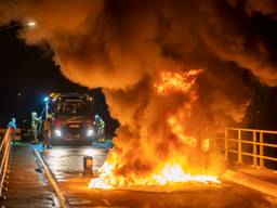 Bij de autobranden in Veen stonden 300 mensen te kijken