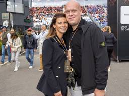 Michael van Gerwen en Daphne tijdens de Dutch Grand Prix in 2023 (foto: ANP).
