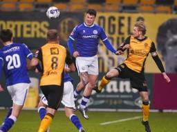 Jizz Hornkamp (FC Den Bosch) in duel met Richard Jensen van Roda JC. (Foto: Orange Pictures)