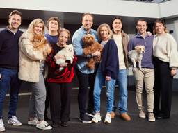 Frans Bauer samen met zijn vrouw, vier kinderen, schoondochters en hondjes (foto: Avrotros). 
