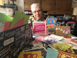 Luchtbuks Ria tussen de honderden kaarten die ze voor haar verjaardag kreeg (Foto: Imke van de Laar) 