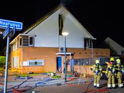 De brand woedde op de bovenverdieping van het huis (foto: Sander van Gils/SQ Vision)