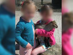 Een foto van twee meisjes, gevonden op de camera is in mei 2014 werd verloren (beeld: Dierenrijk)