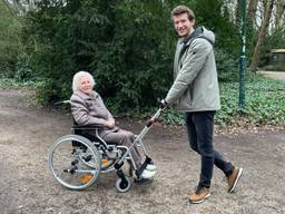 Wouter bedacht rolstoel met beugel waarmee je elkaar kunt aankijken