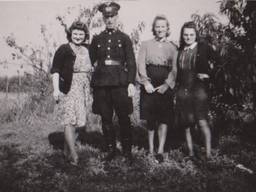 Jansje (rechts), links haar zus Rosetta en de Duitse bewaker (foto: familie Wallach).