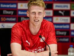 De nieuwe aanvoerder van PSV tijdens de persconferentie na afloop van de oefenwedstrijd tegen Athletic Club Bilbao (foto: ANP / Tobias Kleuver).