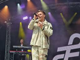 Flemming zingt op het bevrijdingsfestival in Den Bosch (foto: Noël van Hooft)