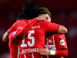 Erick Gutierrez en Ritsu Doan vieren de 3-1 van PSV tegen FC Utrecht (foto: ANP 2021/Olaf Kraak).