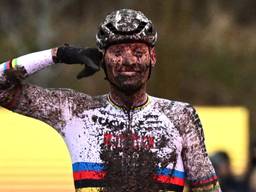 De totaal besmeurde Mathieu van der Poel wint superieur in Maasmechelen (foto: ANP).