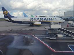 Een wachtende passagier stuurde vanuit zijn toestel een beeld van andere geparkeerde vliegtuigen op Eindhoven Airport. (foto: Omroep Brabant) 