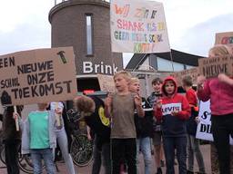 Kinderen in Eerde demonstreren voor een nieuwe basisschool.