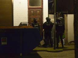 Het speciale team van de politie bij het gebouw aan de Dijklaan in Breda (foto: Perry Roovers/SQ Vision).