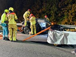 Vrachtwagen botst met auto op A27 bij Bavel