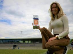 Lynn van Gils met een dispenser voor gratis zonnebrandcreme. (foto: Raoul Cartens)