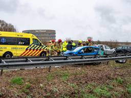 De drie wagens die bij het ongeluk betrokken waren, omringd door hulpverleners (foto: Iwan van Dun/SQ Vision Mediaprodukties).