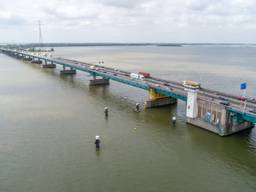 De oorzaak van de vele storingen op de Haringvlietbrug is bekend (foto: Rijkswaterstaat).