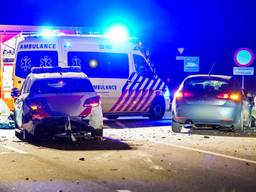 De politiewagen (links) en de personenauto die bij de fatale botsing betrokken waren (foto: Dave Hendriks/SQ Vision Mediaprodukties).