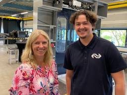 Marjolein Pitlo en Kieran Thijssen in de praktijkruimte van de TechniekFabriek (foto: Tom van den Oetelaar.)