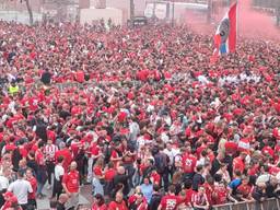 PSV-supporters nemen het Stadhuisplein in bezit (Foto: Leon Voskamp)