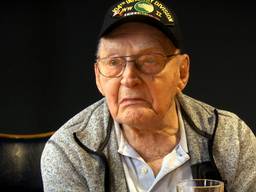 Amerikaanse veteraan Frank Fabianski (101) na 79 jaar terug op slagveld