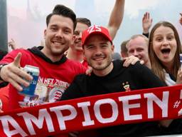 Feestende PSV-fans in 2024 (foto: Lobke Kapteijns).)