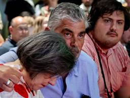 Gerdi Verbeet wordt ondersteund tijdens het partijcongres van GroenLinks-PvdA door Rob Oudkerk (foto: ANP).