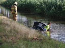 De drenkeling werd door de brandweer uit het water langs de Middenpeelweg gehaald (foto: Kevin Kanters/SQ Vision).