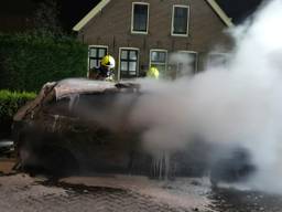 Van de politieauto bleef weinig over (foto: SQ Vision).