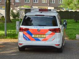 Een van de politiewagens die naar de straat kwamen (foto: Perry Roovers/SQ Vision).